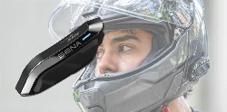 un intercom moto et un casque de moto avec la visière ouverte.