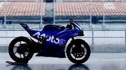 Une silhouette de moto avec le texte Moto3, un arrière de stand et une tribune vide de spectateurs.