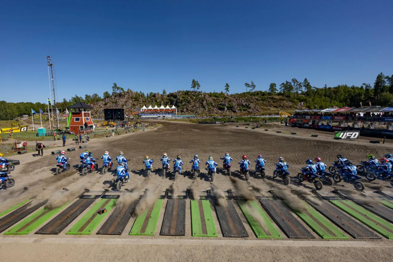 Des jeunes pilotes sur des YZ65 lors du départ d'une course en 2025 en Suède