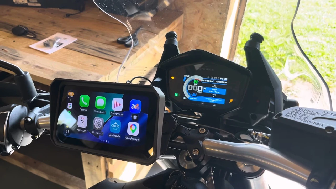 Écran connecté CPMC N6 affichant CarPlay et la navigation des applications sur le guidon d'une moto.