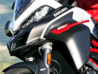La Multistrada 950 S prépare 2021 avec un coloris 'GP White'.