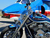 Une Harley V-Rod aux couleurs de la Patrouille de France.