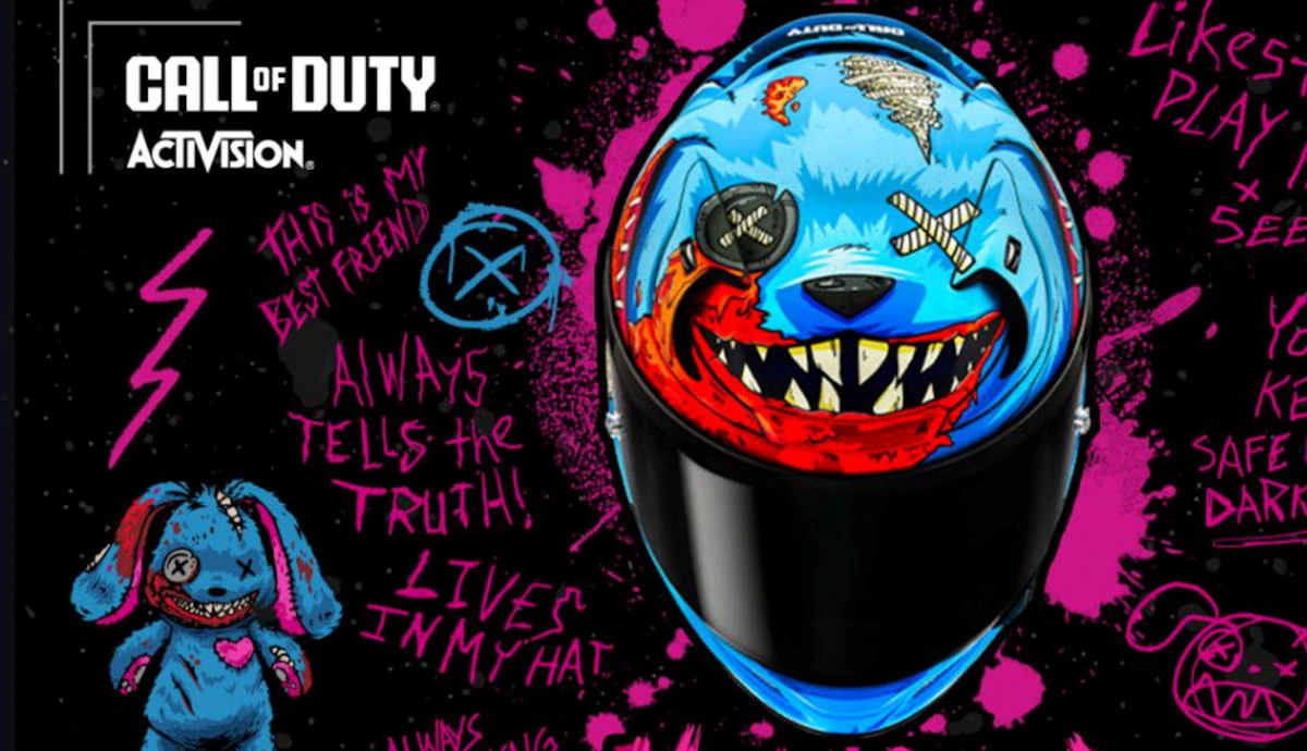Un casco HJC RPHA 12 Call of Duty Mr. Peeks azul sobre fondo negro con dibujos morados