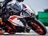 KTM fait évoluer sa Superduke 1290 GT pour 2019.