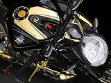 MV-Agusta crée une Dragster 800 RC Shining Gold en exemplaire unique.