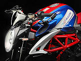 La série America de MV-Agusta saisit la Dragster 800 RR.