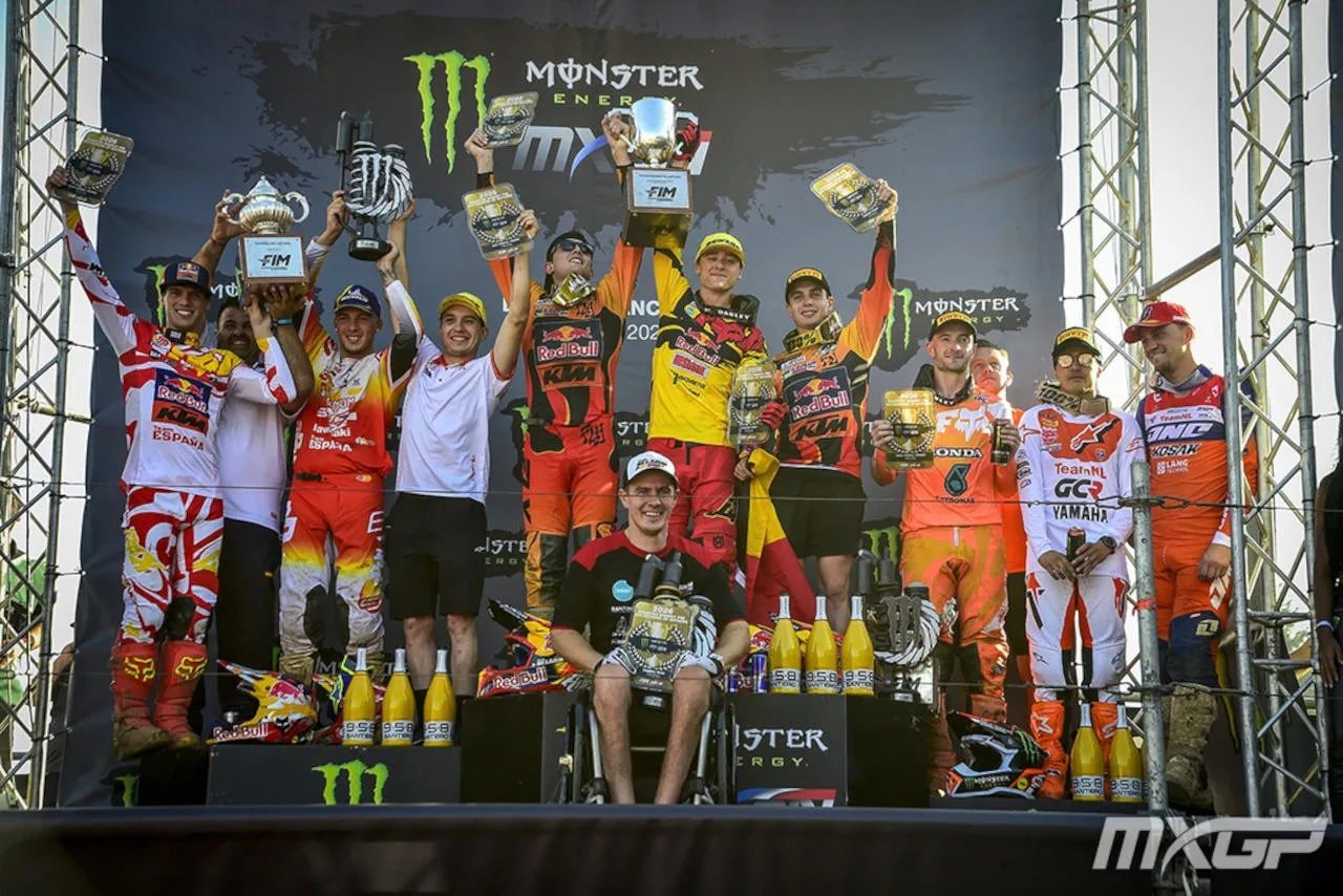 El equipo belga, en el podio del Motocross de las Naciones en Ernée