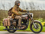 Hommage marqué avec la Royal-Enfield Classic 500 Pegasus.