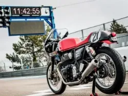 La Royal Enfield 650 Continental GT se lance dans la compétition.