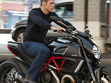 Jack Ryan au cinéma sur un Ducati 1200 Diavel.