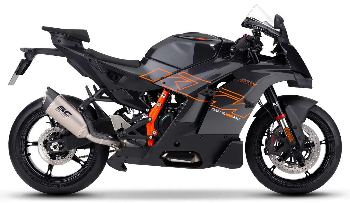 Une moto KTM 990 RC R avec un silencieux d'échappement SC-Project SC1R en titane.