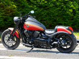 Suzuki France présente deux C 1500 T préparés.