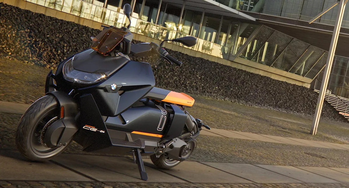 Un scooter BMW CE-04 aparcado en una calle