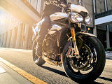 Triumph améliore la 1050 Speed Triple : 150 chevaux et écran TFT.