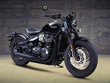 Une version Black plus vindicative pour la Triumph 1200 Bobber.