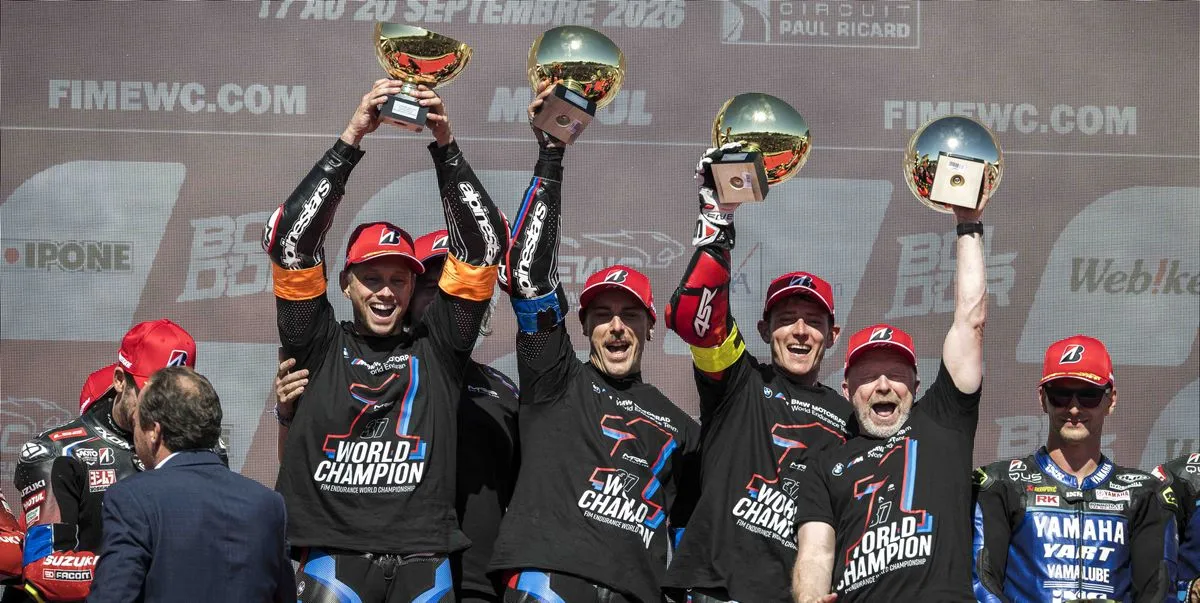 Les pilotes du team BMW Motorrad soulevant le trophée du Bol d'or 2026