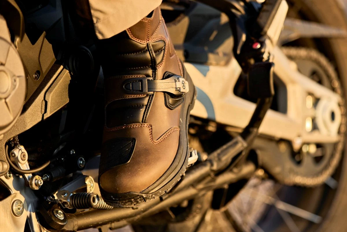 Une botte X-Adv Tourmax H2Out, un bras oscillant de moto
