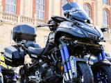 Le Yamaha Niken devient la moto d'assistance du Tour de France.