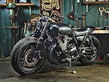 Les faubourgs de Taiwan sous la menace de la Yamaha XJR 1300 'Guerilla Four'.