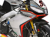 Une nouvelle robe argentée pour l'Aprilia 1000 RSV4 du Superbike mondial.