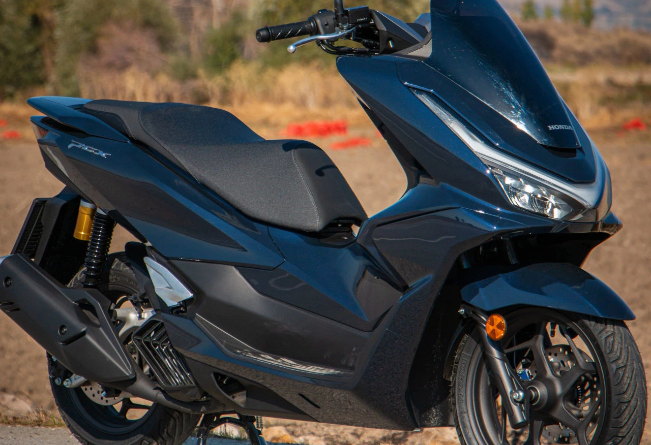 Zoom sur un scooter Honda PCX 125 noir