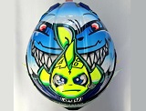 Rossi présente son casque spécial pour la course de Misano.