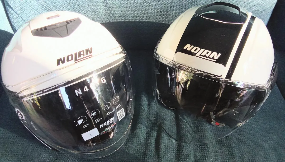 Des casques Nolan N20-2 VISOR et N40.6 blanc et noir