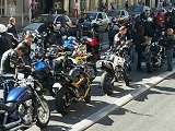 Les motards manifestent en nombre contre l'exclusion des véhicules anciens.