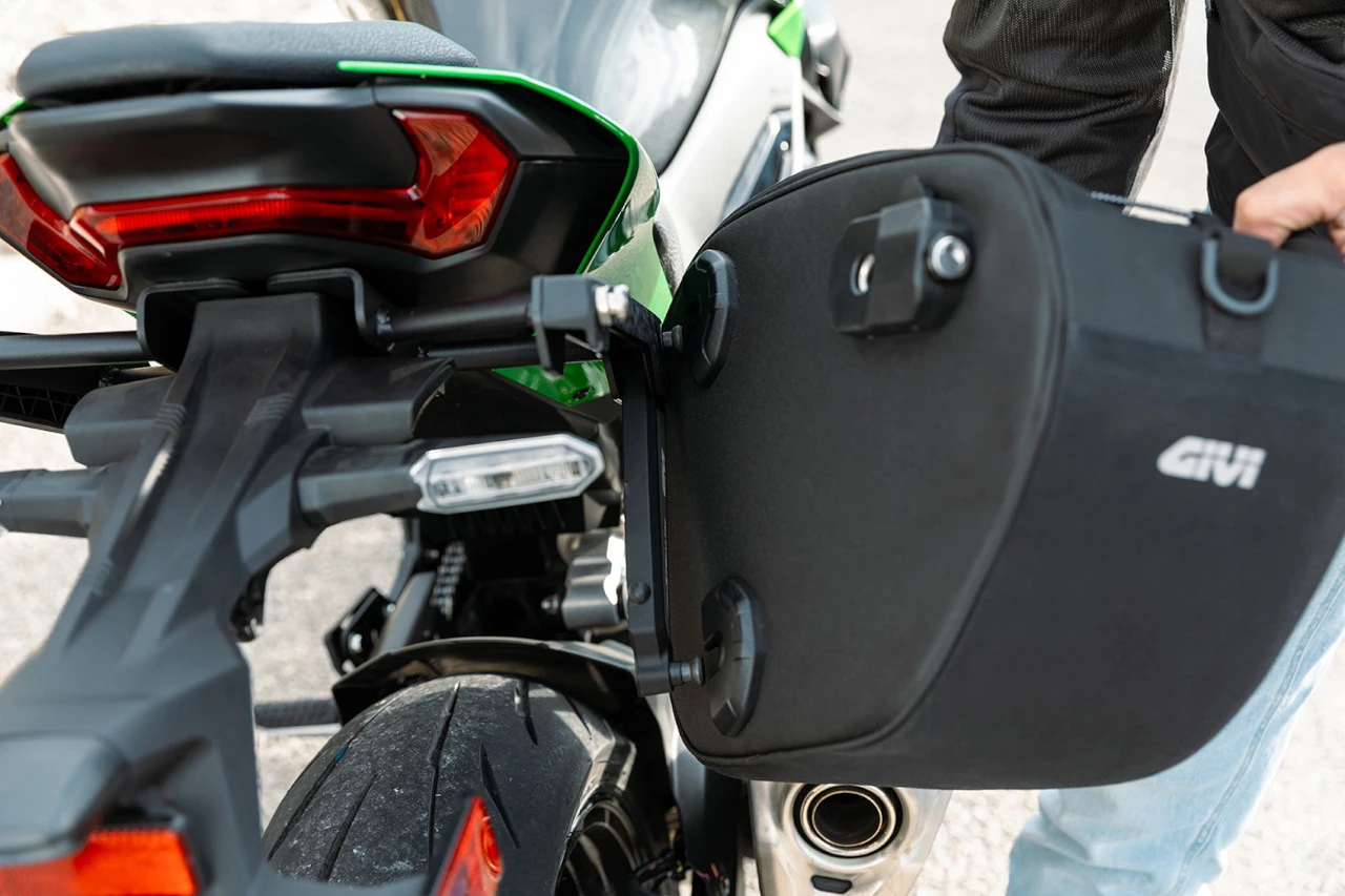 Montage d'une sacoche moto GIVI sur un support Stealth sur l'arrière d'une moto