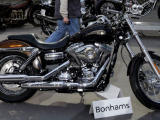 Une Harley-Davidson signée par le Pape vendue 241 500 euros.