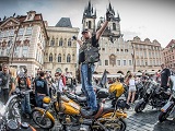 Gros rassemblement à Prague en 2018 pour les 115 ans d'Harley Davidson.