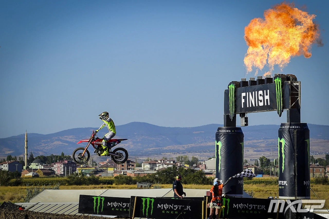 Jeffrey Herlings passe en plein vol sous la flemme Monster Energy à l'issue de la course
