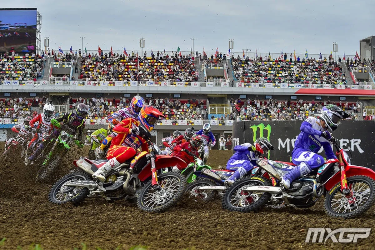 Début de la course de MXGP sur le tracé Chinois à Shanghai, on y aperçoit les deux pilotes officiels Honda dans le premier virage suivi de tous les autres concurrents