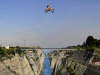 Nouveau record de saut : Robbie Maddison saute le canal de Corinthe.