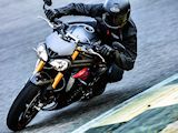La Triumph Speed Triple R profite des améliorations 2016.