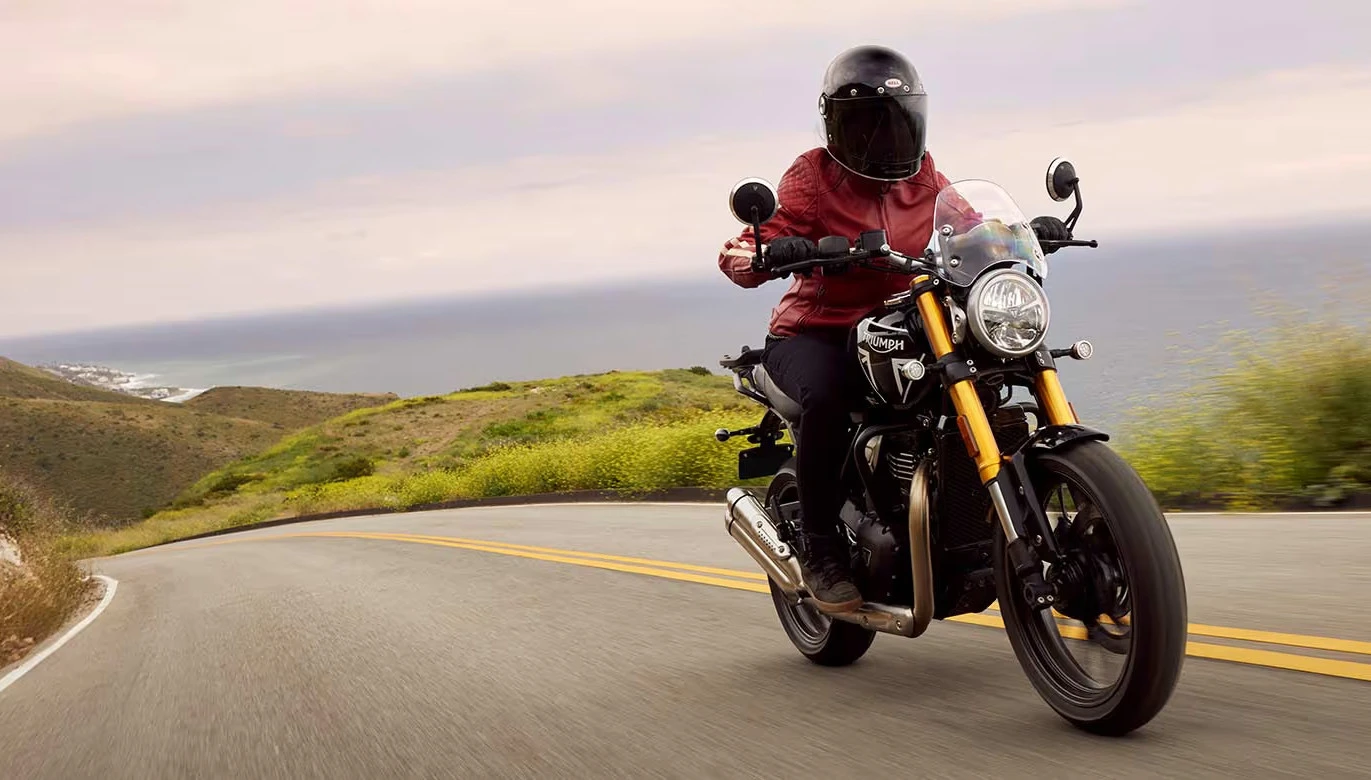 Moto permis A2 Triumph Speed 400 millésime 2027 coloris Racing Red et Pewter Grey.