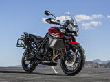 Triumph présente une Tiger 800 XRT full équipée.