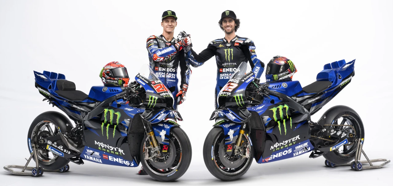 Fabio Quartararo et Alex Rins posent côte à côte avec leurs motos Yamaha officielles.