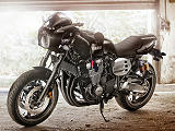 Allure sport-vintage avec la Yamaha XJR 1300 Racer 2015.