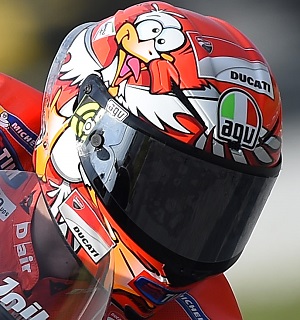 Voici les casques spéciaux 'Winter Test' de Rossi et Iannone.
