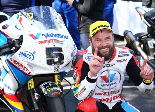Tourist Trophy - Bruce Anstey remporte la course Superbike.