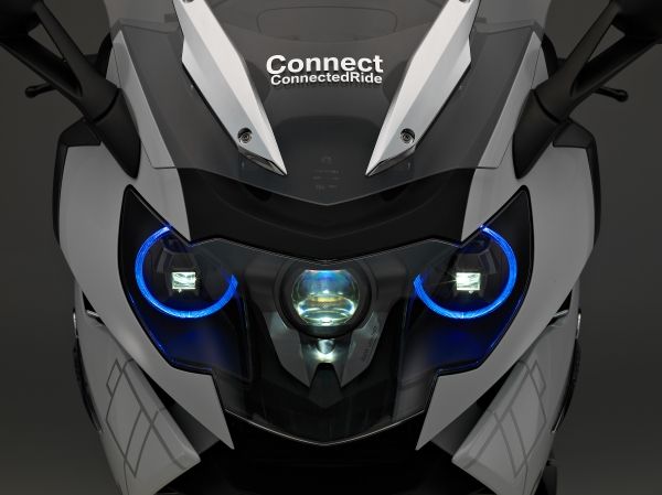 BMW présente un prototype de casque avec affichage tête haute.