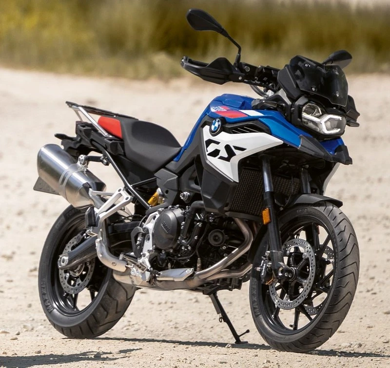 La BMW F800GS 2024 stationnée sur un chemin gravillonné