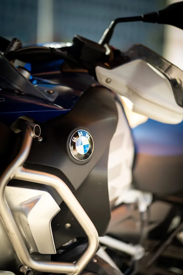 logo marque de luxe moto