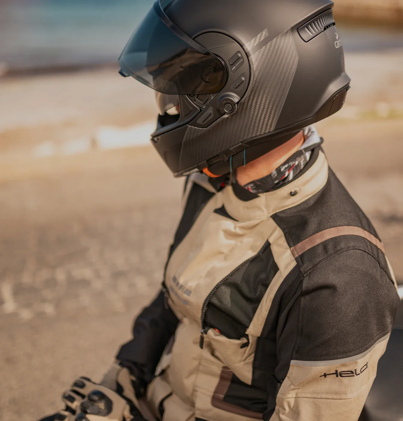 Le casque Cardo GTS noir sur un motard vu de dos