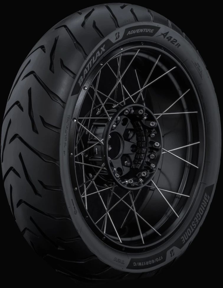 Pneu arrière du Bridgestone BATTLAX ADVENTURE A42 sur un fond noir