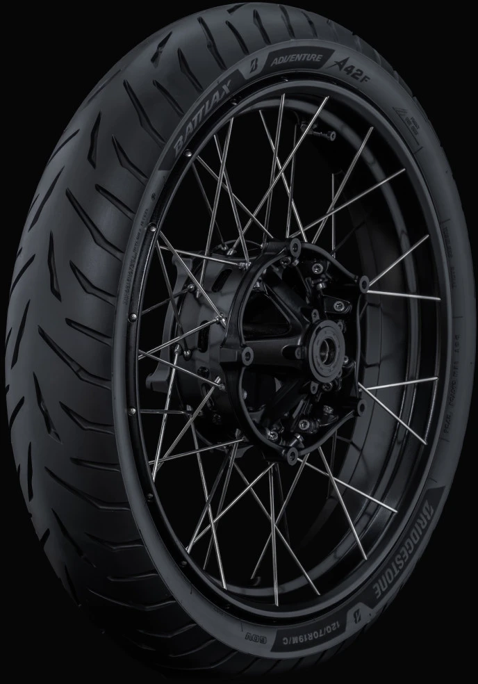 Pneu avant du Bridgestone BATTLAX ADVENTURE A42 sur un fond noir