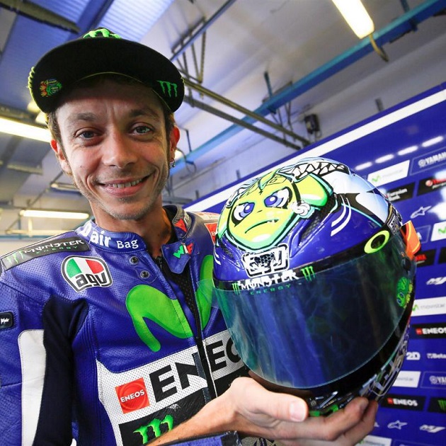 Rossi présente son casque spécial pour la course de Misano.