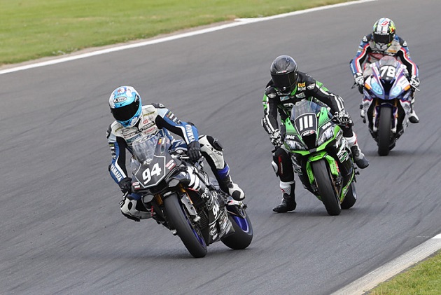 FSBK / Magny-Cours - Checa prend les rênes du championnat avec un doublé.