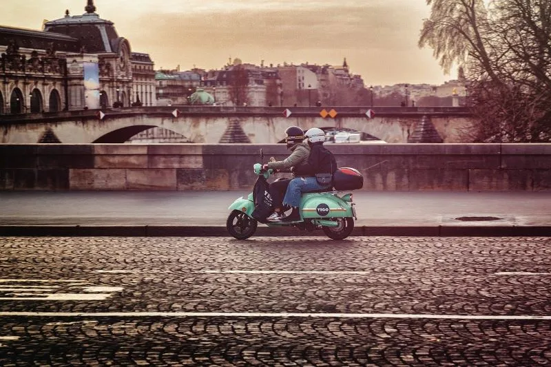 circulation-scooter-2roues-route-ville